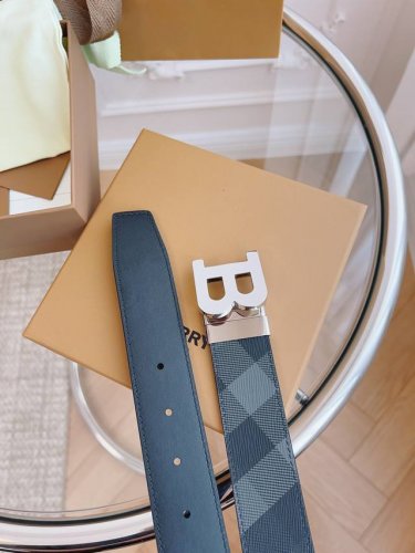 特 Burberry 博柏利原厂进口皮料，格纹 牛皮 品质毋庸置疑 没有更好 只有最好 宽度3.5㎝ 内置Nfc正品芯片感应验证