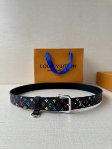 3.0Cm宽L家 女款铜扣皮带，甄选意大利头层牛皮，细腻荔枝纹肌理尽显奢华质感。手工打磨黄铜扣头，温润光泽与老花皮面完美融合。匠心缝线勾勒精致轮廓，为穿搭注入复