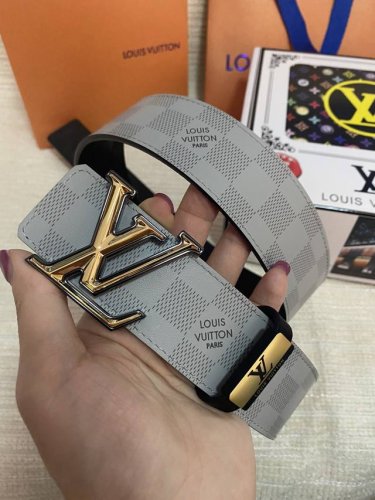 品名：Lv..路易..威登原单 材质：原单牛皮腰带 百分百头层牛皮腰带保证真皮，24K纯钢扣，专柜原单品质、做工精细，时尚大牌，送人自用首选 包装： 请认准如图