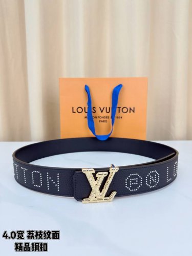 Lv 4.0Cm铜扣皮带 黑色荔枝纹皮革，4.0Cm宽版设计。带身缀银色铆钉字母图案，白 金 沙黑 古白 古金 雕花铜扣。搭配橙色礼盒及防尘袋，商务场合气场之选