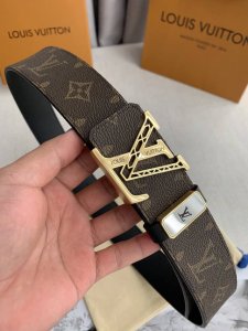 品名： Lv..路易..威登原单 型号：挂扣，新款纯钢材质挂扣，图片实物拍摄 材料：头层牛皮，挂扣系列，纯钢质扣头，钯镀电镀工艺永不掉色。经典老花 咖老花皮底，