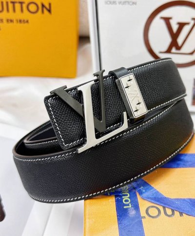 皮带：Lv..路易..威登顶级复刻. 腰带：原单品质百分百头层牛皮，保证真皮。双色间色扣工艺.真空电镀.永不掉色.24K纯钢扣头层小牛皮手掌纹双面可用专柜同等质
