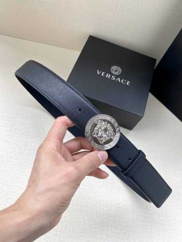 特 Versace 宽度3.8Cm 此款时尚的腰带采用粒面小牛皮革精制而成，饰有立体美杜莎搭扣。