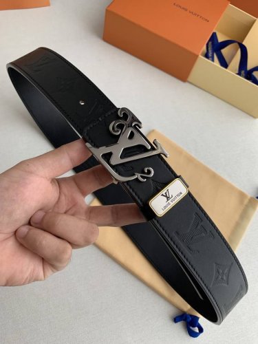 品名： Lv..路易..威登原单 DDD 型号：双面使用挂扣，新款钢扣，图片实物拍摄 DDD 材料：双面头层牛皮，挂扣系列，纯钢质扣头，钯镀电镀工艺永不掉色。带