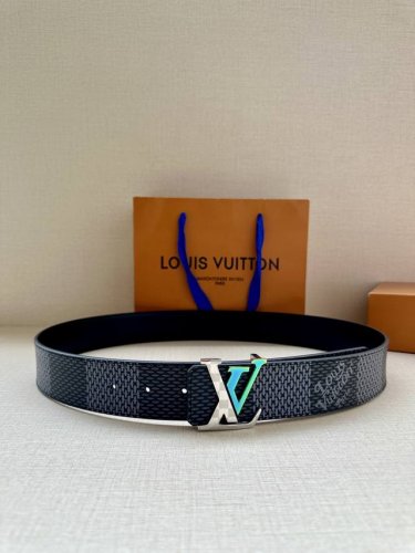 特 Lv 4.0宽 Tag 双面腰带采用 Monogram 帆布和素净牛皮革，结合细致边染工艺，实现更多造型可能。金属 Lv 搭扣的标签细节再添前卫格调
