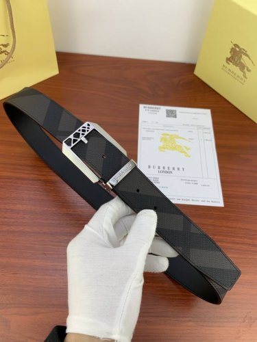 意大利Burberry 巴宝莉男士腰带宽度3.5Cm精湛旋转五金，腰带用头层牛皮底防水料 展示英伦风情