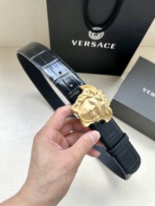 宽度4.0Cm Versace 范思哲 此款腰带的搭扣饰有品牌标志性的 哑色扣头 金 银色闪光Virtus五金配件。
