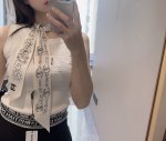 香奈儿 Twilly小丝巾来了，Chanel 名副其实的小可爱， 人手三条闭眼收，我都不拦着 N久都没有见过这么好看的Twilly 真的是真香本香了，凹造型必备