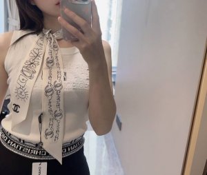 香奈儿 Twilly小丝巾来了，Chanel 名副其实的小可爱， 人手三条闭眼收，我都不拦着 N久都没有见过这么好看的Twilly 真的是真香本香了，凹造型必备