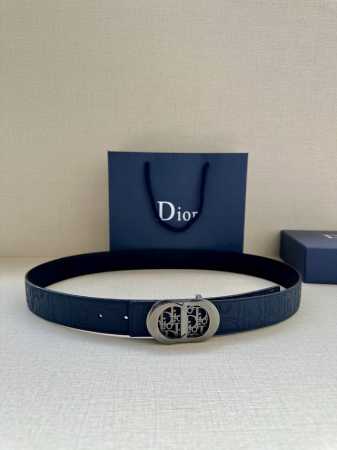 宽度3.5Cm 这款金属覆层不锈钢腰带扣展示 Cd Icon 标志和 Oblique Cosmo 图案，致敬 Dior 的经典图案。可与各式 35 毫米腰带搭配 - 点击图像关闭