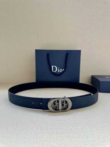 宽度3.5Cm 这款金属覆层不锈钢腰带扣展示 Cd Icon 标志和 Oblique Cosmo 图案，致敬 Dior 的经典图案。可与各式 35 毫米腰带搭配