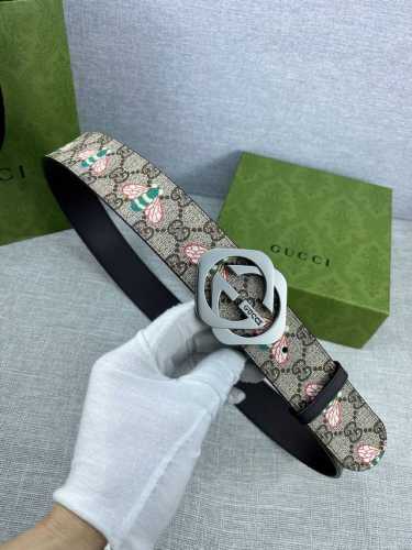 宽度4.0cm GUCCI 蜜蜂图案是Gucci动物王国中的标志性元素之一，在这款配饰中焕新演绎为卡通风格设计。这款腰带融合了经典蜜蜂元素和双G图案，突显品牌悠