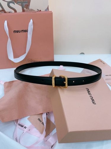 缪缪Miumiu专柜新款 这款皮革腰带是提升别致造型品味的理想之选 醒目的刻字五金徽标搭配方型针扣 手感柔软细腻的小牛皮 非常时尚百搭 宽: Cm
