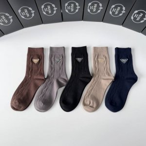 配专柜包装 DDD Prada 普拉达 新款羊绒刺绣中长款堆堆袜袜子！一盒五双，专柜同步筒袜袜子，大牌出街，潮人必备超好搭 DDD