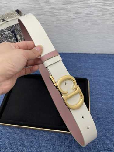 迪奥550 3.5Cm。 这款 Montaigne Avenue 腰带从同名手袋汲取灵感，采用黑色光滑 牛皮革精心制作，质感柔软，设计优雅，饰以富有光泽的新款金