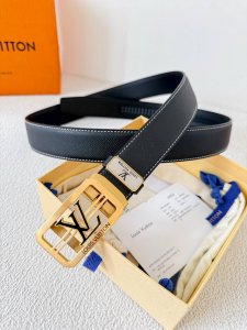 品名：Lv..路易..威登 腰带原单自动带 皮带 型号：自动扣，纯钢材质自动扣，头层牛皮自动带身，实物拍摄材料：百分百头层牛皮，保证真皮。24K纯钢扣，永不掉色