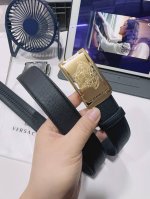 特 Versace 范思哲 经典蛇妖美杜莎人头搭配希腊复古回纹压花带身 双面头层、采用精挑细选进口顶级牛皮，做工精致与专柜1:1品质！商务既有时尚的男士腰带火爆