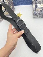 迪奥 3.5Cm 这款 30 Montaigne Avenue 腰带从同名手袋汲取灵感，是二零二三年秋季新品。采用黑色光滑 牛皮革精心制作，质感柔软，设计优雅，