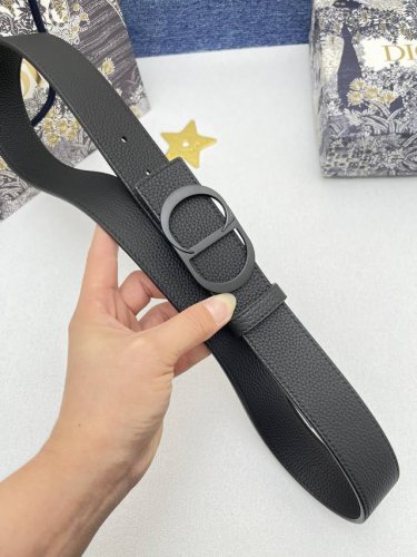 迪奥 3.5Cm 这款 30 Montaigne Avenue 腰带从同名手袋汲取灵感，是二零二三年秋季新品。采用黑色光滑 牛皮革精心制作，质感柔软，设计优雅，