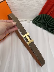 品牌 爱马仕 描述 采用高级真皮精制而成，触感厚实，饰以商标带扣。腰带为意大利尺寸，请在购买前参阅腰带尺寸指南. 铜扣金属配件黑色皮革，采用环保工艺制作而成商标