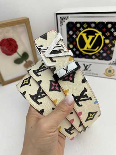 品名：LV..路易..威登原单 材质：原单牛皮腰带 百分百头层牛皮腰带保证真皮，24K纯钢扣，专柜原单品质、做工精细，时尚大牌，送人自用首选 包装： 请认准如图