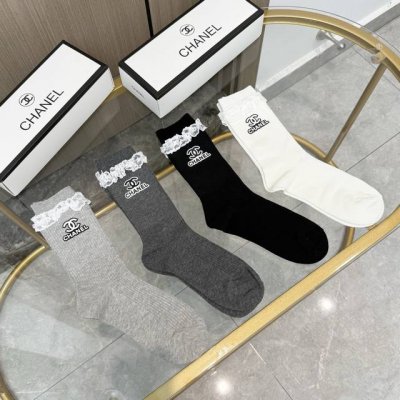 配包装 一盒四双 Chanel 香奈儿高版本 ～好看到爆炸 Chanel 袜子烫印中筒袜，超精致潮人必不能少的 Chanel 专柜代购品质 中筒袜子 ，搭配起来