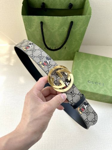 宽度4.0Cm Gucci 米奇动漫图案是gucci的标志性元素之一，在这款配饰中焕新演绎为卡通风格设计。这款腰带融合了经典米奇元素和双g图案，突显品牌悠久的设