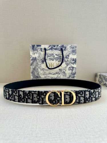 特 宽度3.5 Cm Dior 迪奥两面腰带款式迷人多样，采用多种材质精心打造，为各式廓形增添点睛之笔，彰显优雅醒目的气质。向迪奥钟爱的细节艺术致敬，彰显非凡的