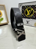 品名：Lv..路易..威登 材质：原单牛皮腰带 百分百头层牛皮腰带保证真皮，24K纯钢扣，专柜原单品质、做工精细，时尚大牌，送人自用首选 包装：