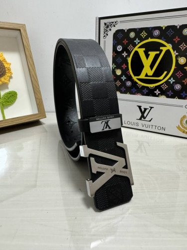品名：Lv..路易..威登 材质：原单牛皮腰带 百分百头层牛皮腰带保证真皮，24K纯钢扣，专柜原单品质、做工精细，时尚大牌，送人自用首选 包装：