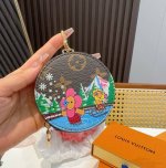 Louis Vuitton老花包包挂饰、卡通彩绘印花小零钱包。Lv包饰挂件钥匙扣、独家原单货，标志性老花超级百搭，可放钥匙或小零钱，确实精致。手感真的很赞