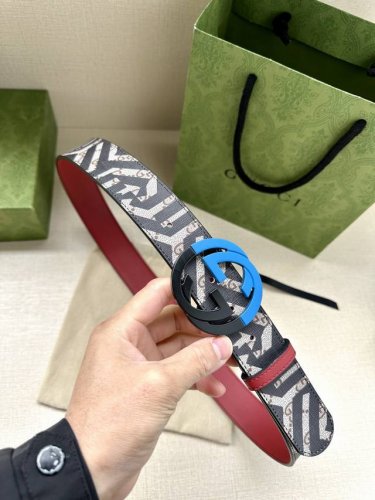 特 宽度4.0Cm Gucci 双面腰带，一侧为gg Supreme帆布，反面一侧为枣红色头层小牛皮。配以互扣式双g拼色扣采用真空电镀