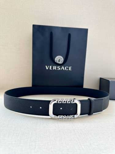 宽度4.0Cm Versace 范思哲 此款柔软的皮带饰3D美杜莎腰带扣，可搭配正装或休闲牛仔装。