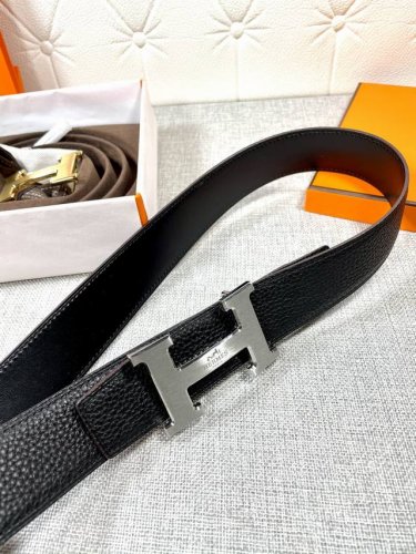 爱马仕hermes 爱马仕专柜同步 双面原版头层牛皮 荔枝纹 精钢精品五金 独特的双尾设计 双色双面使用 宽度 3.8 Cm