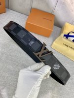 4.0宽 Initials 双面腰带将 Louis Vuitton Marque Déposée 标识融入 Damier Archives 图案，翻转即现经典素