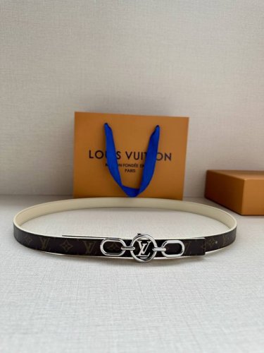2.0宽 本款 Lv Iconic 双面腰带新款 搭配标志性 Iconic 搭扣，无论展现 Monogram Reverse 帆布或素雅牛皮革，均可为挚爱造型注