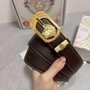 品名：Versace.范思哲 材质：原单牛皮腰带 百分百头层牛皮腰带保证真皮，24K纯钢扣，专柜原单品质、做工精细，时尚大牌，送人自用首选 包装： 请认准如图专
