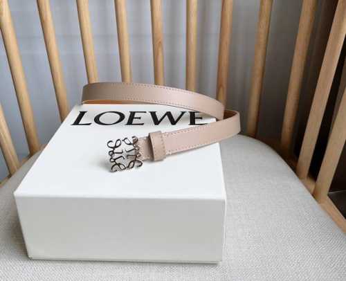 特 Loewe 罗意威专柜最新同款腰带 选用光滑牛皮革窄款腰带 配有Anagram挂锁针扣 卓越的工艺 个性的造型 精美的材质 宽:2.0Cm