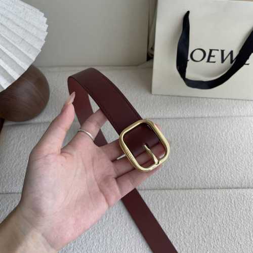 特 Loewe新款植鞣牛皮革柔软腰带，皮革经过处理，会自然老化并随着时间展现岁月光泽。圆形搭扣，3.2Cm宽，五孔调节，镌刻Loewe标志。颜色：深棕色 金扣