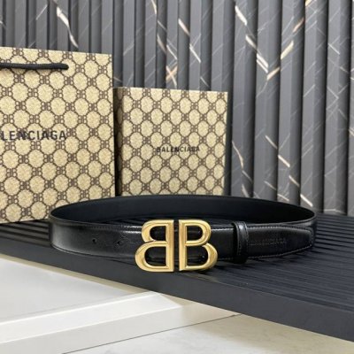 特 尺寸：宽度：3厘米 细纹牛皮革 末端饰以同系配色Balenciaga品牌标识压纹 做旧金色Monaco Bb标识金属配件 材料：牛皮革