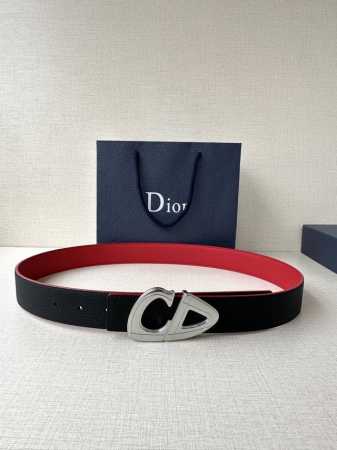 宽度3.5Cm Dior 这款黑色哑光涂漆饰面 不锈钢腰带扣是春季男装系列新品，展示 Cd30 标志，灵感源自 B30 运动鞋。可与各式 35 毫米腰带搭配，提 - 点击图像关闭