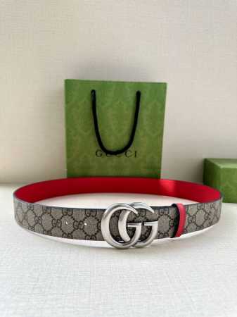 Gucci 宽度3.8Cm 这款宽版腰带饰有双G细节，交织字母图案配件令其更添魅力。这款配饰现已成为Gucci的高辨识度单品，一面采用Gg Supreme帆布， - 点击图像关闭