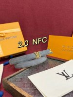 这款漂亮2.0宽度的Lv腰带是对该品牌创造力的致敬。其设计特色包括Lv Initiales扣和末端采用优雅切割的Monogram Flower形状，两者均由闪耀