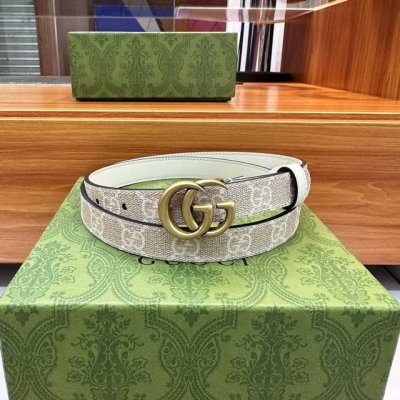 特 Gucciiii 尺寸:2.0Cm，带身釆用米色和白色Gg Supreme帆布制成，沿用这一经典设计。白色皮革细节令整款配饰倍添魅力，搭配铜金属扣头。高端品