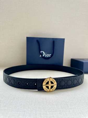 宽度3.5Cm 这款 Dior Charm 腰带扣是夏季男装系列新品，采用不锈钢真空电镀菱星饰面精心设计，重新演绎经典的 Dior 标志。可与各式 35 毫米腰 - 点击图像关闭