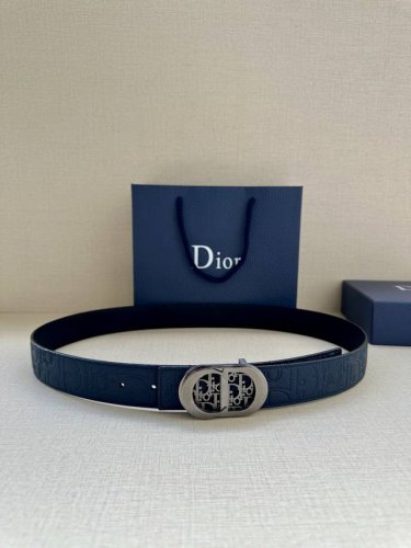 宽度3.5Cm 这款金属覆层不锈钢腰带扣展示 Cd Icon 标志和 Oblique Cosmo 图案，致敬 Dior 的经典图案。可与各式 35 毫米腰带搭配