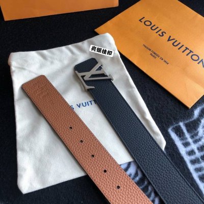 特 Louis Vuitton路易威登专柜挂扣款双面荔枝荔枝 双面均可根据服饰搭配调换使用.