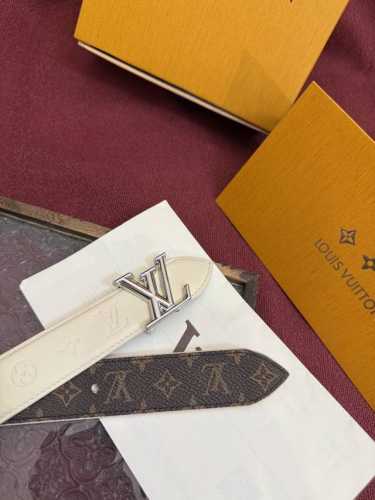 3.0Cm Lv Initiales 双面腰带以经典之姿成就两式风尚：Monogram 帆布传递闲适惬意，粒面牛皮革流露雅致格调，搭配 Lv Initiales