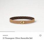女士經典頂級休閒腰帶 寬度30毫米這款永恆優雅飾有帆布的造型設計 原版小荔枝紋牛皮底 搭配最新款四葉草菱形掛扣 雙面用 多色選 任意搭配