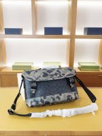 Coach 蔻驰 官网同步 高版本 斜挎单肩背包 永恒不过时的标志性产品 纯原单牛皮 顶级五金制作 非市面普通版本 贸易公司订单货 全部实拍 实用性非常高 完全